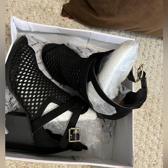 Women’s Quipid black bootie - Picture 2 of 6